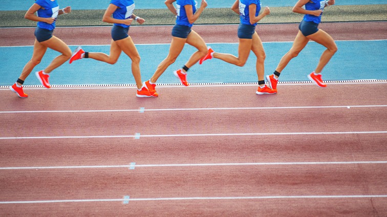 杨瀚森带女友赴美引发争议，好友崔永熙称其应专注篮球，网友支持其在球场表现。