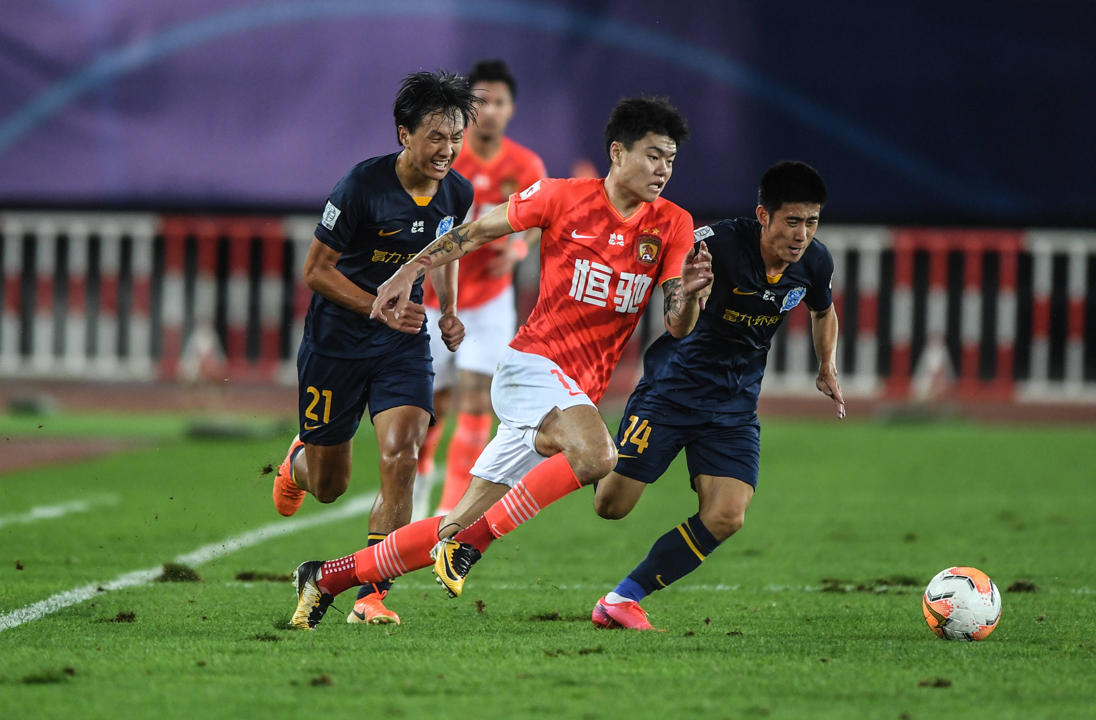 足总之间的 足总之间的